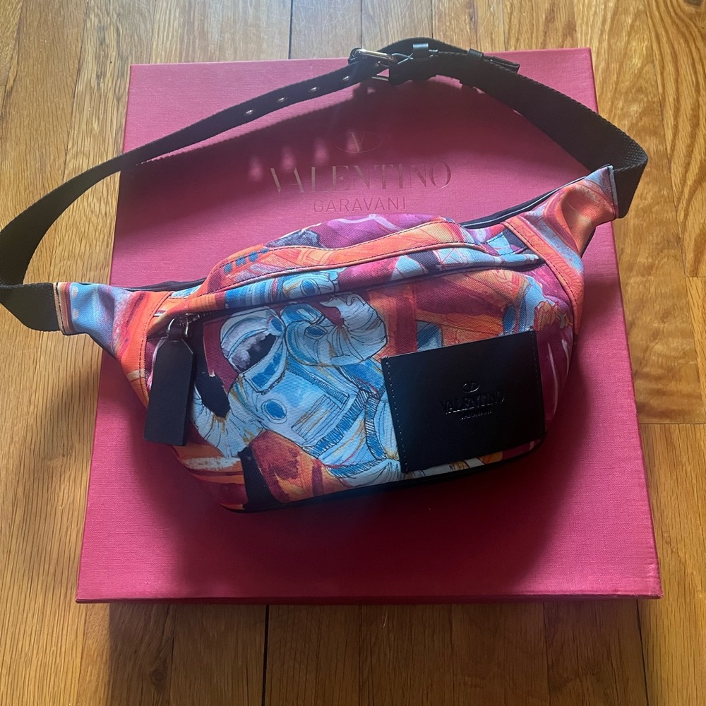 Valentino Astronaut Graphic Belt Bag NEW!
Adjustable belt   12 in. by 6 in